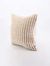 Funda de almohadón cuadrada color beige con diseño calado de líneas horizontales blancas.