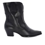 Bota texana de cuero negro, con caña media, punta fina y taco bajo. Diseño con costuras decorativas en el empeine y laterales.