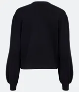 Chaqueta corta de punto color negro, con escote en V, manga larga abullonada, sisa desplazada, abotonado frontal total con botones forrados y puños acanalados.