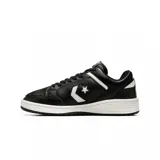 Zapatillas negras con detalles en blanco, de diseño clásico y suela resistente.