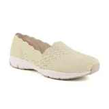 Mocasín casual sin cordones color beige, con parte superior de malla transpirable y plantilla con amortiguación SKECHERS Air Cooled Memory Foam.