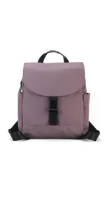 Mochila color beige de nylon con tapa y broche. Incluye bolsillos interiores, bolsillos laterales de fácil acceso, correas regulables y bolsillo en la espalda.