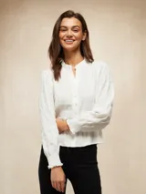 Camisa blanca de manga larga con textura arrugada, cuello mao y puños elásticos.