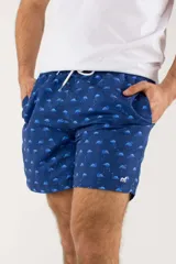 Short de baño azul con estampado de hojas de palmera en tonos azules, blancos y rosados.