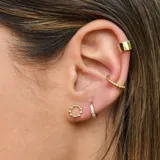 Par de aros tipo cuff dorados con diseño trenzado y bolitas en los extremos.
