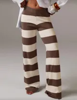 Pantalón de punto de tiro alto con cintura elástica y corte palazzo. Diseño a rayas horizontales anchas en color marrón y crudo.