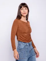 Top de manga larga color negro con pliegues y cuello abierto, ideal para un look elegante y cómodo.