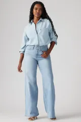Pantalón de jean celeste de corte wide leg.