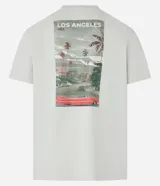 Remera blanca de algodón, corte comfort, con cuello redondo y mangas cortas. Estampa frontal de un carro rojo y texto "Los Angeles".