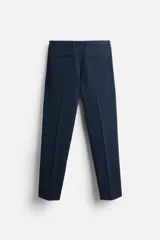 Pantalón de vestir negro slim fit, confeccionado en tejido con viscosa. Cuenta con bolsillos frontales y traseros de vivo. El cierre es frontal con cremallera y botón.