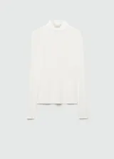 Camiseta blanca de cuello alto y manga larga, de corte ajustado.