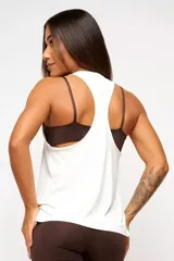Musculosa celeste de corte holgado, con espalda deportiva y logo estampado en el lateral inferior.