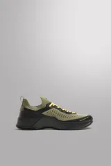 Zapatilla deportiva blanca para uso diario y entrenamiento deportivo. Parte superior fabricada en tejido de punto transpirable. Zona de puntera y talón recubiertas de material Shield Protect Max que protege de la abrasión. Ajuste mediante cordones. Tirador en la parte posterior para facilitar el calce. Plantilla interior OrthoLite® extraíble. Entresuela con tecnología Stabi-pro que garantiza estabilidad y confort. Suela de goma.