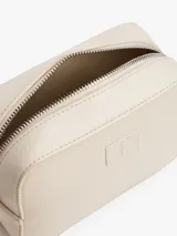 Bandolera Tommy Jeans color crema, de forma rectangular y correa ajustable. Presenta el logo de la marca en relieve en el frente.