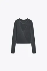 Top gris oscuro de punto, con cuello redondo y manga larga. Diseño cruzado en el frente.