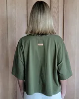 Remerón marrón de algodón, corte holgado y mangas cortas.