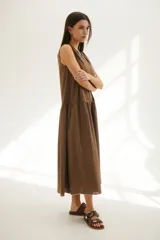Vestido midi azul marino, de corte suelto, con escote en V y breteles anchos.