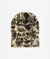 Balaclava de forro polar con estampado de camuflaje tipo 'Duck Camo' en tonos verde, marrón y beige. Presenta un borde elástico negro alrededor de la abertura para los ojos y una etiqueta tejida con el logo de Carhartt WIP en la parte inferior.