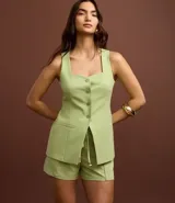 Short de vestir de tiro alto, corte recto, color verde claro, con amarre en la cintura y nervaduras frontales.