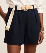 Short de cintura alta color azul marino, con cinturón de rafia y bolsillos laterales.