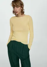 Remera de punto de canalé color amarillo pálido, de tejido fino, cuello redondo, diseño entallado y manga larga.