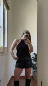 Musculosa negra con cuello halter y espalda descubierta. Fabricada en tela rib elástica.