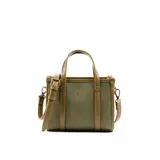 Cartera tipo tote chica color verde, confeccionada en cuero sintético graneado. Tiene doble asa corta y correa larga regulable y extraíble. El acceso es con cierre y cuenta con bolsillos internos.