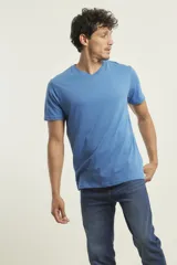 Remera celeste de algodón con escote en V y logo de ancla en relieve.