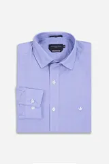 Camisa celeste con finas rayas verticales blancas, de corte slim fit, manga larga, logo bordado y cartera con botones.