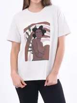 Remera negra de algodón con cuello redondo y mangas cortas. Estampado frontal con la frase "World Tour Vacation State of Mind" en letras de colores y un pequeño dibujo de una palmera.
