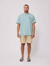 Bermuda color beige de corte recto con bolsillos cargo laterales y cintura elastizada con cordón ajustable.