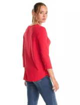 Remera de manga tres cuartos color rojo, confeccionada en modal elastizado, con escote redondo adornado con canutillos dorados bordados.