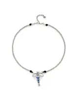 Collar corto bañado en plata de ley con colgante de libélula y cristales artesanales en tonos azules.