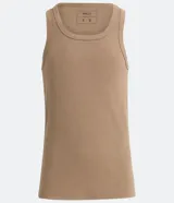 Musculosa de hombre color beige, de algodón acanalado, sin estampa y con cuello redondo.