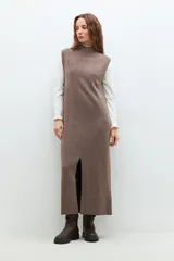 Vestido largo tejido color chocolate, con cuello alto y abertura frontal en la falda.