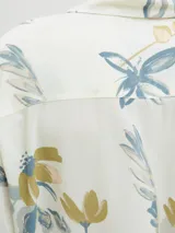 Camisa de manga corta Jack & Jones con cuello resort y corte holgado. Diseño estampado con flores en tonos celeste y ocre sobre fondo blanco. Cierre frontal con botones. Confeccionada en tejido plano de viscosa LENZING™ ECOVERO™.