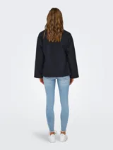 Chaqueta corta azul marino con cuello con solapas, cierre de botones y bolsillos laterales.