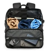 Mochila Columbia negra de 30 litros con tecnología Omni-Shield que repele la humedad y resiste las manchas. Cuenta con organización interna versátil, funda acolchada para laptop de hasta 13 pulgadas, bolsillos de seguridad externos e internos, panel trasero acolchado con espuma, correas de hombro contorneadas y acolchadas, correa de esternón ajustable, bolsillos laterales para botellas de agua y anillo en D.