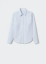 Camisa negra de popelina de algodón, de corte recto, con cuello camisero, manga larga con puños abotonados y cierre frontal con botones.