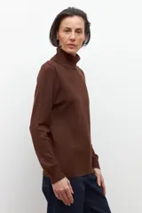Polera de manga larga color marrón chocolate, con cuello alto tipo tortuga.
