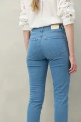 Jean chupín de tiro alto color azul oscuro, con bolsillos delanteros y traseros, confeccionado en denim con textura suave y leve elasticidad que se adapta al cuerpo.