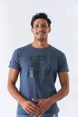 Remera azul de algodón con cuello redondo, mangas cortas y estampado frontal con la frase 'Enjoy Your Problems'.