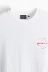 Remera blanca de corte holgado con estampado del logo de la banda Red Hot Chili Peppers en el pecho.
