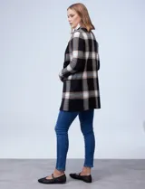 Cardigan tejido de mujer, color negro con diseño de cuadros grandes en blanco y beige/tostado. Presenta cuello con solapa y abertura frontal con botones, y bolsillos aplicados.