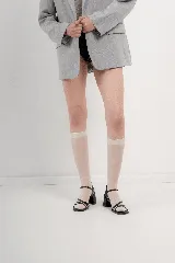 Sandalias de cuero metalizado color naranja, con plantilla cuadrada y taco de 5cm.