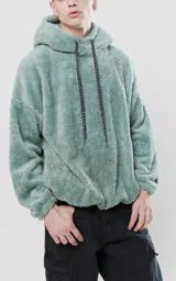 Hoodie verde agua de piel de corderito sintético con calce oversize y cierre central al estilo anorak. La capucha cuenta con cordón ajustable con la palabra Luxo.