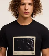 Remera negra de algodón con estampa photoprint del mar con tablas de surf.