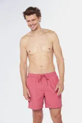 Short de baño color coral con cintura elástica y cordón ajustable.