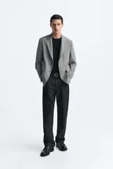 Blazer straight fit color gris claro confeccionado en tejido con viscosa. Tiene cuello con solapas de muesca, manga larga acabada en puño con botón, bolsillo de vivo en pecho, bolsillos de plastrón en cadera y bajo con aberturas en espalda. Cierre frontal de botonadura.