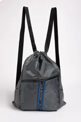 Mochila gris oscuro con cierre de cordón ajustable y tiras negras. Tiene un bolsillo frontal con cierre y dos bolsillos laterales de red.